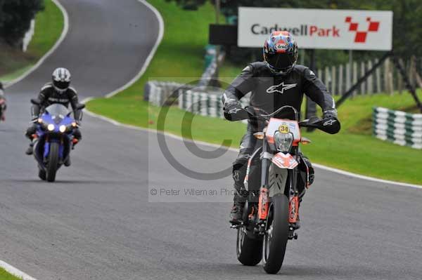 Motorcycle action photographs;cadwell;cadwell park photographs;event digital images;eventdigitalimages;motor racing louth lincolnshire;no limits trackday;peter wileman photography;trackday;trackday digital images;trackday photos