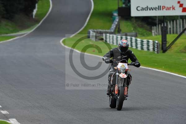 Motorcycle action photographs;cadwell;cadwell park photographs;event digital images;eventdigitalimages;motor racing louth lincolnshire;no limits trackday;peter wileman photography;trackday;trackday digital images;trackday photos