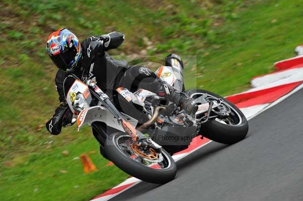 Motorcycle action photographs;cadwell;cadwell park photographs;event digital images;eventdigitalimages;motor racing louth lincolnshire;no limits trackday;peter wileman photography;trackday;trackday digital images;trackday photos