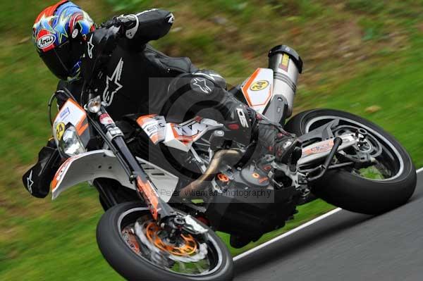 Motorcycle action photographs;cadwell;cadwell park photographs;event digital images;eventdigitalimages;motor racing louth lincolnshire;no limits trackday;peter wileman photography;trackday;trackday digital images;trackday photos