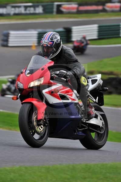 Motorcycle action photographs;cadwell;cadwell park photographs;event digital images;eventdigitalimages;motor racing louth lincolnshire;no limits trackday;peter wileman photography;trackday;trackday digital images;trackday photos