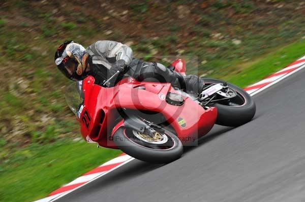 Motorcycle action photographs;cadwell;cadwell park photographs;event digital images;eventdigitalimages;motor racing louth lincolnshire;no limits trackday;peter wileman photography;trackday;trackday digital images;trackday photos