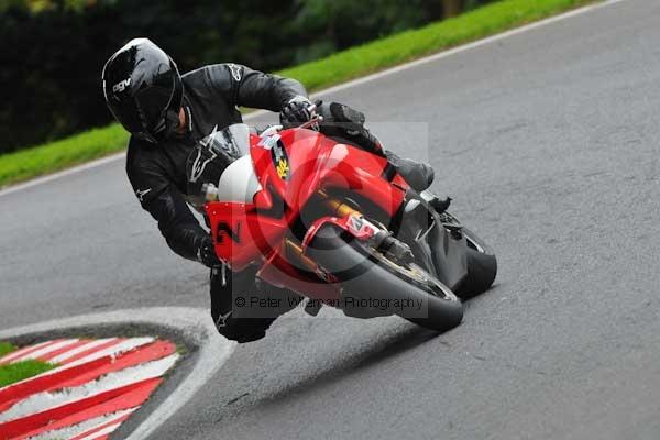 Motorcycle action photographs;cadwell;cadwell park photographs;event digital images;eventdigitalimages;motor racing louth lincolnshire;no limits trackday;peter wileman photography;trackday;trackday digital images;trackday photos