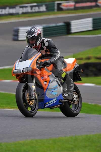 Motorcycle action photographs;cadwell;cadwell park photographs;event digital images;eventdigitalimages;motor racing louth lincolnshire;no limits trackday;peter wileman photography;trackday;trackday digital images;trackday photos