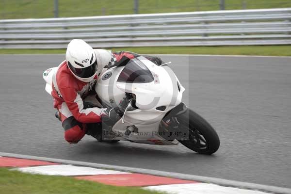 Motorcycle action photographs;event digital images;eventdigitalimages;no limits trackday;oulton park;oulton park circuit cheshire;oulton park photographs;peter wileman photography;trackday;trackday digital images;trackday photos