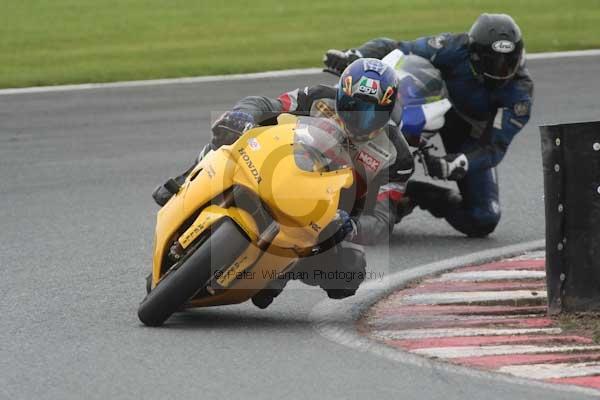 Motorcycle action photographs;event digital images;eventdigitalimages;no limits trackday;oulton park;oulton park circuit cheshire;oulton park photographs;peter wileman photography;trackday;trackday digital images;trackday photos