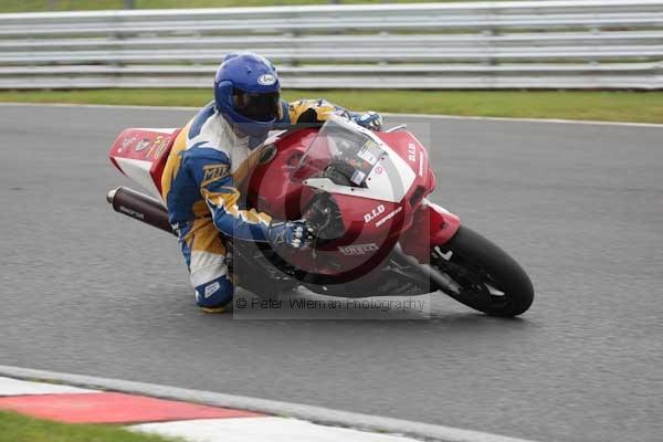 Motorcycle action photographs;event digital images;eventdigitalimages;no limits trackday;oulton park;oulton park circuit cheshire;oulton park photographs;peter wileman photography;trackday;trackday digital images;trackday photos