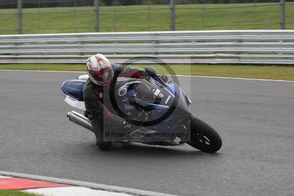 Motorcycle action photographs;event digital images;eventdigitalimages;no limits trackday;oulton park;oulton park circuit cheshire;oulton park photographs;peter wileman photography;trackday;trackday digital images;trackday photos