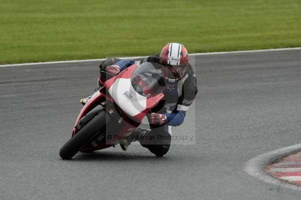 Motorcycle action photographs;event digital images;eventdigitalimages;no limits trackday;oulton park;oulton park circuit cheshire;oulton park photographs;peter wileman photography;trackday;trackday digital images;trackday photos