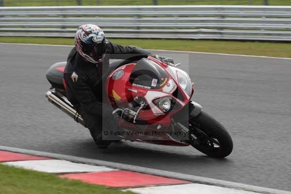 Motorcycle action photographs;event digital images;eventdigitalimages;no limits trackday;oulton park;oulton park circuit cheshire;oulton park photographs;peter wileman photography;trackday;trackday digital images;trackday photos