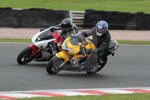 Motorcycle action photographs;event digital images;eventdigitalimages;no limits trackday;oulton park;oulton park circuit cheshire;oulton park photographs;peter wileman photography;trackday;trackday digital images;trackday photos