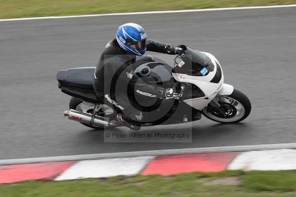 Motorcycle action photographs;event digital images;eventdigitalimages;no limits trackday;oulton park;oulton park circuit cheshire;oulton park photographs;peter wileman photography;trackday;trackday digital images;trackday photos