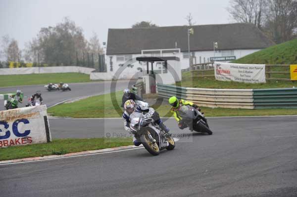 Mallory park Leicestershire;Mallory park photographs;Motorcycle action photographs;event digital images;eventdigitalimages;mallory park;no limits trackday;peter wileman photography;trackday;trackday digital images;trackday photos