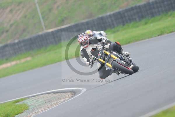 Mallory park Leicestershire;Mallory park photographs;Motorcycle action photographs;event digital images;eventdigitalimages;mallory park;no limits trackday;peter wileman photography;trackday;trackday digital images;trackday photos