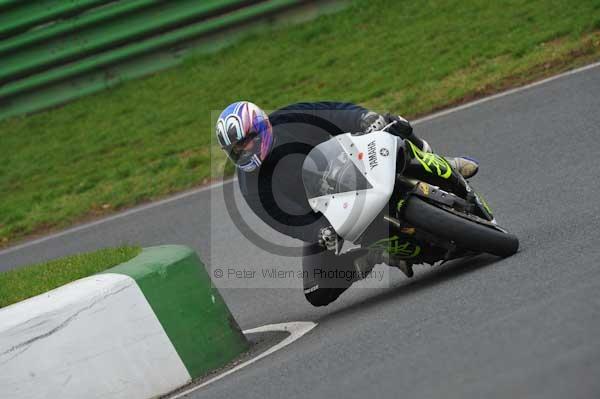 Mallory park Leicestershire;Mallory park photographs;Motorcycle action photographs;event digital images;eventdigitalimages;mallory park;no limits trackday;peter wileman photography;trackday;trackday digital images;trackday photos