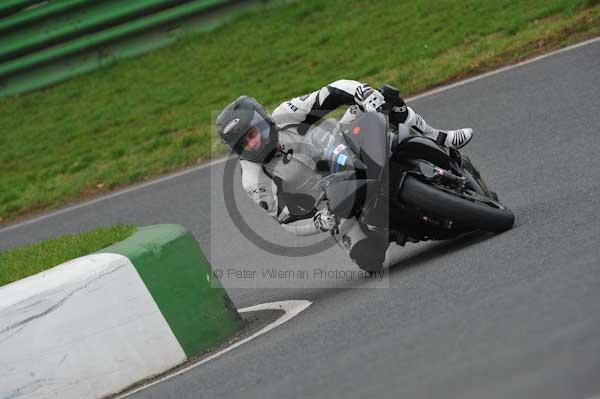 Mallory park Leicestershire;Mallory park photographs;Motorcycle action photographs;event digital images;eventdigitalimages;mallory park;no limits trackday;peter wileman photography;trackday;trackday digital images;trackday photos