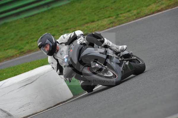 Mallory park Leicestershire;Mallory park photographs;Motorcycle action photographs;event digital images;eventdigitalimages;mallory park;no limits trackday;peter wileman photography;trackday;trackday digital images;trackday photos