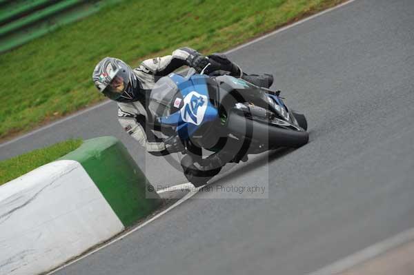 Mallory park Leicestershire;Mallory park photographs;Motorcycle action photographs;event digital images;eventdigitalimages;mallory park;no limits trackday;peter wileman photography;trackday;trackday digital images;trackday photos