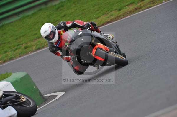 Mallory park Leicestershire;Mallory park photographs;Motorcycle action photographs;event digital images;eventdigitalimages;mallory park;no limits trackday;peter wileman photography;trackday;trackday digital images;trackday photos