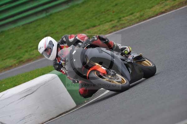 Mallory park Leicestershire;Mallory park photographs;Motorcycle action photographs;event digital images;eventdigitalimages;mallory park;no limits trackday;peter wileman photography;trackday;trackday digital images;trackday photos