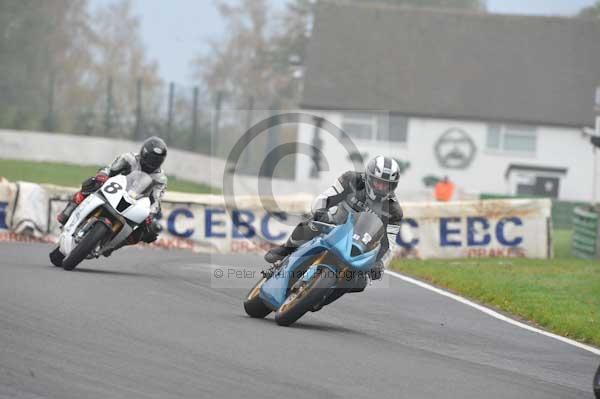 Mallory park Leicestershire;Mallory park photographs;Motorcycle action photographs;event digital images;eventdigitalimages;mallory park;no limits trackday;peter wileman photography;trackday;trackday digital images;trackday photos