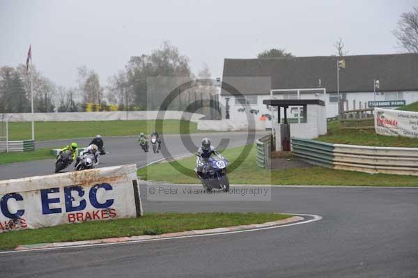 Mallory park Leicestershire;Mallory park photographs;Motorcycle action photographs;event digital images;eventdigitalimages;mallory park;no limits trackday;peter wileman photography;trackday;trackday digital images;trackday photos