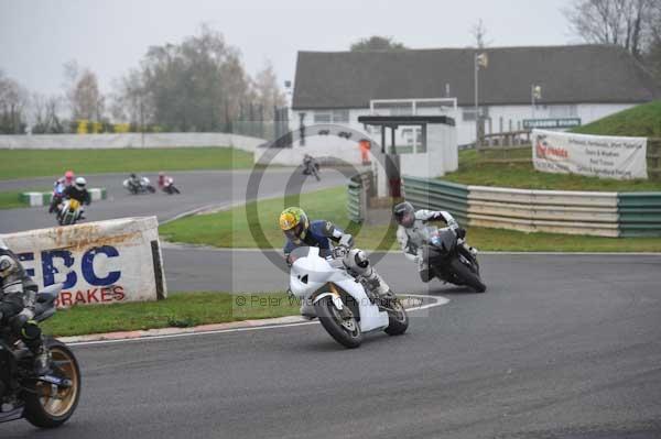 Mallory park Leicestershire;Mallory park photographs;Motorcycle action photographs;event digital images;eventdigitalimages;mallory park;no limits trackday;peter wileman photography;trackday;trackday digital images;trackday photos