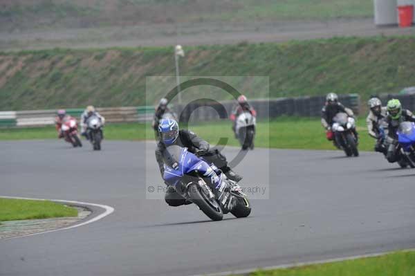 Mallory park Leicestershire;Mallory park photographs;Motorcycle action photographs;event digital images;eventdigitalimages;mallory park;no limits trackday;peter wileman photography;trackday;trackday digital images;trackday photos