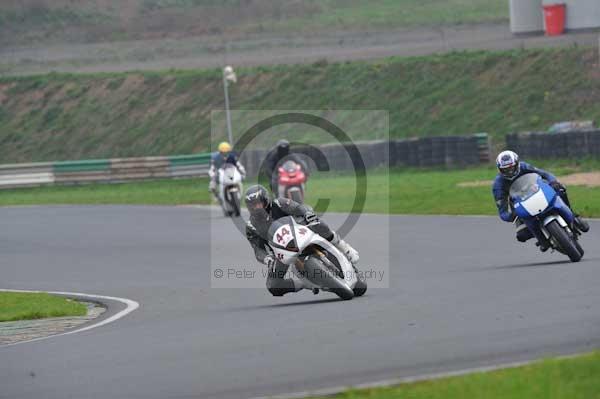 Mallory park Leicestershire;Mallory park photographs;Motorcycle action photographs;event digital images;eventdigitalimages;mallory park;no limits trackday;peter wileman photography;trackday;trackday digital images;trackday photos