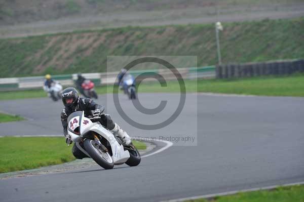 Mallory park Leicestershire;Mallory park photographs;Motorcycle action photographs;event digital images;eventdigitalimages;mallory park;no limits trackday;peter wileman photography;trackday;trackday digital images;trackday photos