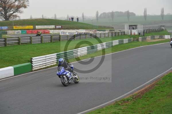 Mallory park Leicestershire;Mallory park photographs;Motorcycle action photographs;event digital images;eventdigitalimages;mallory park;no limits trackday;peter wileman photography;trackday;trackday digital images;trackday photos