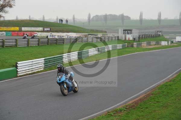 Mallory park Leicestershire;Mallory park photographs;Motorcycle action photographs;event digital images;eventdigitalimages;mallory park;no limits trackday;peter wileman photography;trackday;trackday digital images;trackday photos