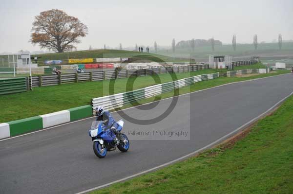 Mallory park Leicestershire;Mallory park photographs;Motorcycle action photographs;event digital images;eventdigitalimages;mallory park;no limits trackday;peter wileman photography;trackday;trackday digital images;trackday photos