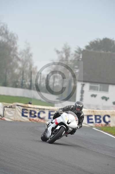 Mallory park Leicestershire;Mallory park photographs;Motorcycle action photographs;event digital images;eventdigitalimages;mallory park;no limits trackday;peter wileman photography;trackday;trackday digital images;trackday photos