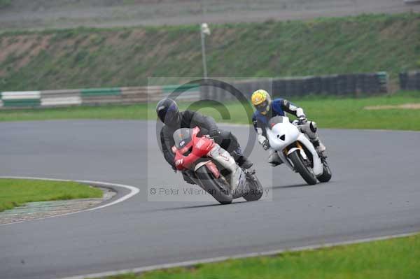 Mallory park Leicestershire;Mallory park photographs;Motorcycle action photographs;event digital images;eventdigitalimages;mallory park;no limits trackday;peter wileman photography;trackday;trackday digital images;trackday photos