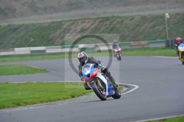 Mallory park Leicestershire;Mallory park photographs;Motorcycle action photographs;event digital images;eventdigitalimages;mallory park;no limits trackday;peter wileman photography;trackday;trackday digital images;trackday photos