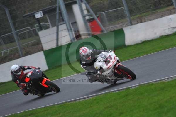 Mallory park Leicestershire;Mallory park photographs;Motorcycle action photographs;event digital images;eventdigitalimages;mallory park;no limits trackday;peter wileman photography;trackday;trackday digital images;trackday photos