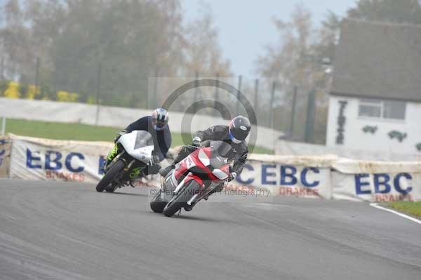 Mallory park Leicestershire;Mallory park photographs;Motorcycle action photographs;event digital images;eventdigitalimages;mallory park;no limits trackday;peter wileman photography;trackday;trackday digital images;trackday photos