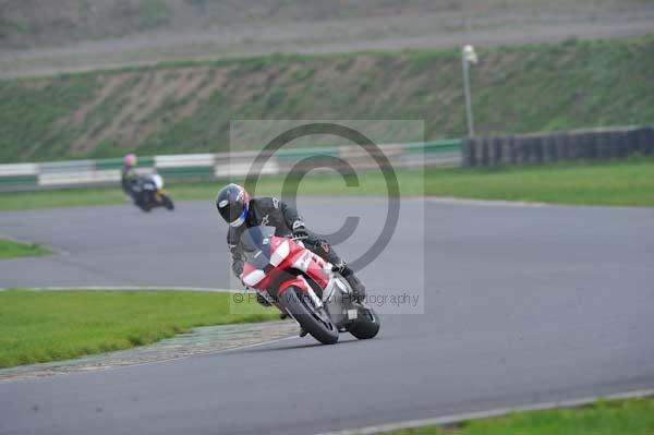 Mallory park Leicestershire;Mallory park photographs;Motorcycle action photographs;event digital images;eventdigitalimages;mallory park;no limits trackday;peter wileman photography;trackday;trackday digital images;trackday photos