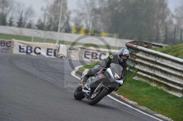 Mallory park Leicestershire;Mallory park photographs;Motorcycle action photographs;event digital images;eventdigitalimages;mallory park;no limits trackday;peter wileman photography;trackday;trackday digital images;trackday photos