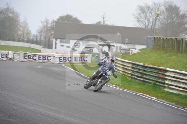 Mallory park Leicestershire;Mallory park photographs;Motorcycle action photographs;event digital images;eventdigitalimages;mallory park;no limits trackday;peter wileman photography;trackday;trackday digital images;trackday photos