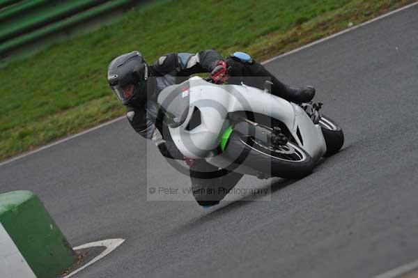 Mallory park Leicestershire;Mallory park photographs;Motorcycle action photographs;event digital images;eventdigitalimages;mallory park;no limits trackday;peter wileman photography;trackday;trackday digital images;trackday photos