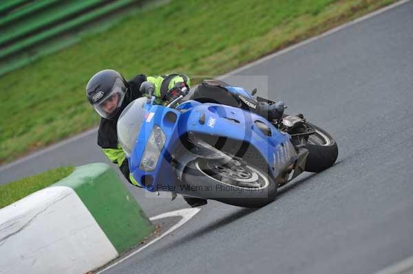 Mallory park Leicestershire;Mallory park photographs;Motorcycle action photographs;event digital images;eventdigitalimages;mallory park;no limits trackday;peter wileman photography;trackday;trackday digital images;trackday photos