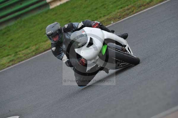 Mallory park Leicestershire;Mallory park photographs;Motorcycle action photographs;event digital images;eventdigitalimages;mallory park;no limits trackday;peter wileman photography;trackday;trackday digital images;trackday photos