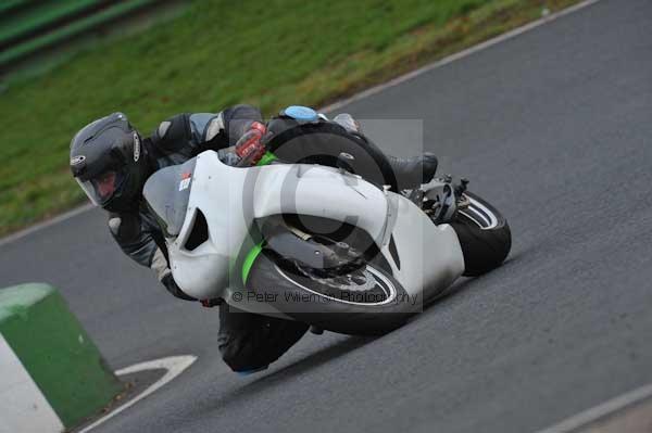 Mallory park Leicestershire;Mallory park photographs;Motorcycle action photographs;event digital images;eventdigitalimages;mallory park;no limits trackday;peter wileman photography;trackday;trackday digital images;trackday photos