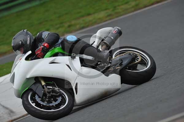 Mallory park Leicestershire;Mallory park photographs;Motorcycle action photographs;event digital images;eventdigitalimages;mallory park;no limits trackday;peter wileman photography;trackday;trackday digital images;trackday photos