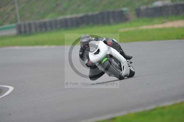 Mallory park Leicestershire;Mallory park photographs;Motorcycle action photographs;event digital images;eventdigitalimages;mallory park;no limits trackday;peter wileman photography;trackday;trackday digital images;trackday photos