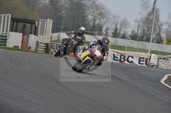 Mallory park Leicestershire;Mallory park photographs;Motorcycle action photographs;event digital images;eventdigitalimages;mallory park;no limits trackday;peter wileman photography;trackday;trackday digital images;trackday photos