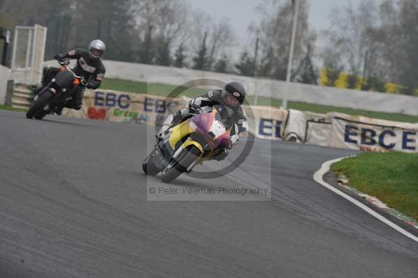 Mallory park Leicestershire;Mallory park photographs;Motorcycle action photographs;event digital images;eventdigitalimages;mallory park;no limits trackday;peter wileman photography;trackday;trackday digital images;trackday photos