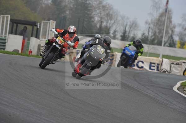 Mallory park Leicestershire;Mallory park photographs;Motorcycle action photographs;event digital images;eventdigitalimages;mallory park;no limits trackday;peter wileman photography;trackday;trackday digital images;trackday photos